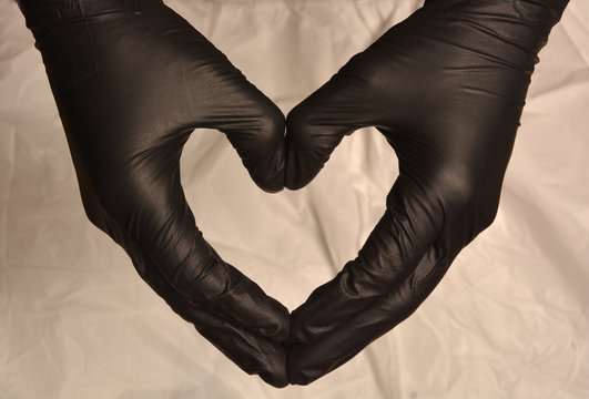 confinamiento, guantes, protecci&oacute;n, virus, covid, coraz&oacute;n manos, nitrilio, aislamiento, uni&oacute;n, compromiso, precausion, manos, guante, mano sola, forma de coraz&oacute;n guantes, 