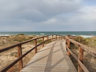 Obraz premium wooden bridge over the sea