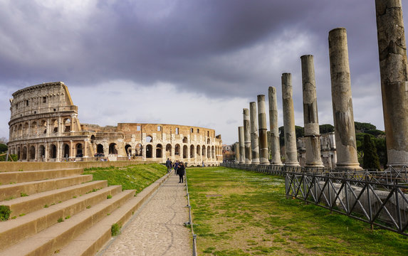 Imagem feita dentro do forum romano com o Coliseu ao fundo