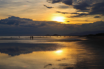 Fototapeta premium Linda paisagem de por do sol em litoral brasileiro. Cores quentes e vibrantes. 