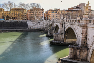 Obraz premium Ponte antiga sobre o rio na cidade de Roma com a sombra refletindo na água