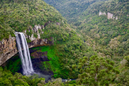Imagem de longa exposição de cachoeira no Rio Grande do Sul