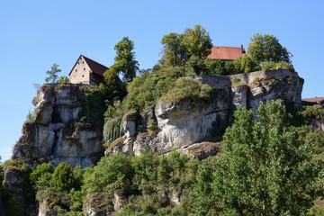 Fototapeta na wymiar castle Pottenstein on the cliff