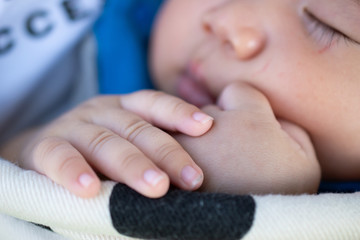 赤ちゃん　新生児　手