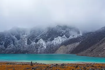 Stickers muraux Cho Oyu Landscape with Gokyo lake with amazing blue water, Nepal