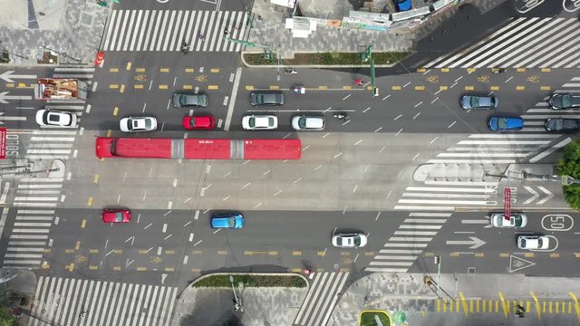 Vista a&eacute;rea cenital del Metrobus, sistema de transporte p&uacute;blico, sobre Av. Insurgentes Sur y cruzando Av. Yucat&aacute;n