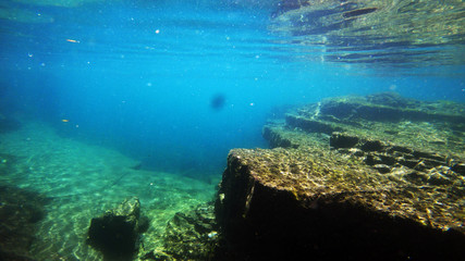 Fototapeta na wymiar Rocky shelf underwater