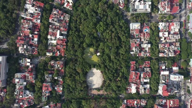 Vista a&eacute;rea cenital del tejido urbano al rededor del Parque M&eacute;xico y Av. Amsterdam en la Colonia Hip&oacute;dromo de la Ciudad de M&eacute;xico