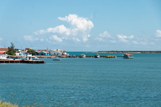 Vista desde la entrada a la ciudad de Gibara en Holgu&iacute;n, Cuba. Hermoso paisaje mar&iacute;timo
