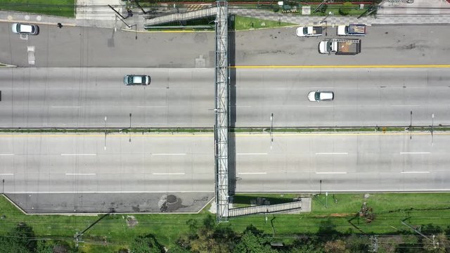 Sobre un puente peatonal que cruca la autopista M&eacute;xico - Toluca con autos circulando en ambas direcciones.