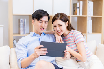Obraz na płótnie Canvas couple use tablet at home