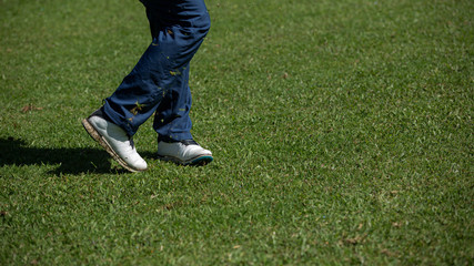 Obraz premium A person playing golf.