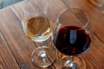 ワイングラスに入った赤ワインと白ワイン　
