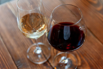 ワイングラスに入った赤ワインと白ワイン　