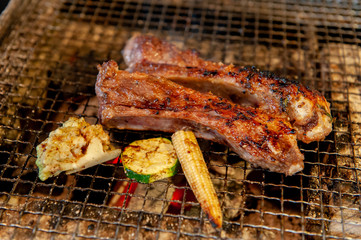 スペアリブを焼き網で焼いているシーン