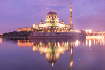 Fototapeta na wymiar マレーシアのプトラモスク夕景