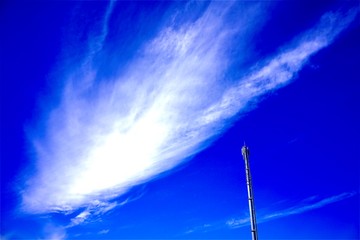 青空と雲と鉄塔