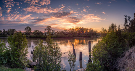 Obraz premium Beautiful Panoramic Riverside Sunrise with Reflections