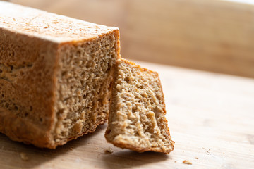 Brot und eine Brotscheibe.