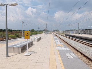 マレーシアの鉄道駅のプラットホーム