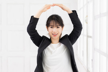 OKのジェスチャーをする若い女性