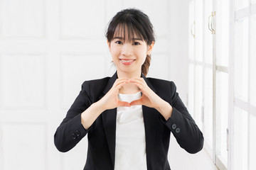 OKのジェスチャーをする若い女性