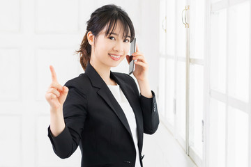 スマホを使う若い女性