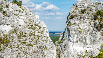 Skały Góry Zborów na Wyżynie Krakowsko-Częstochowskiej w Podlesicach © Franciszek