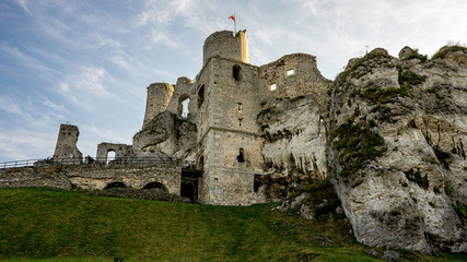 Fototapeta na wymiar ruiny zamku leżącego na Jurze Krakowsko-Częstochowskiej, wybudowanego w systemie tzw. Orlich Gniazd, we wsi Podzamcze w województwie śląskim, w powiecie zawierciańskim, około 2 km na wschód od Ogrodz