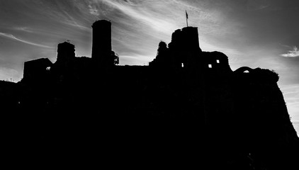 Obraz premium ruiny zamku leżącego na Jurze Krakowsko-Częstochowskiej, wybudowanego w systemie tzw. Orlich Gniazd, we wsi Podzamcze w województwie śląskim, w powiecie zawierciańskim, około 2 km na wschód od Ogrodz