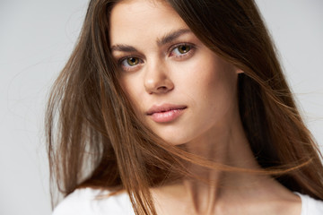 Naklejka premium Woman looking forward long hair white t-shirt studio 