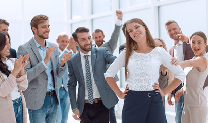 Obraz premium creative business team congratulating their young colleague
