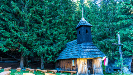 drewniany kościół w Tatrach na Polanie Chochołowskiej, Polska © Franciszek