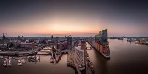 Panorama of the Hafencity and Speicherstadt in Hamburg in the morning © Jonas Weinitschke
