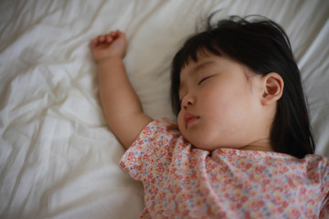 お昼寝する女の子