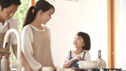 家族団らんのイメージ　料理