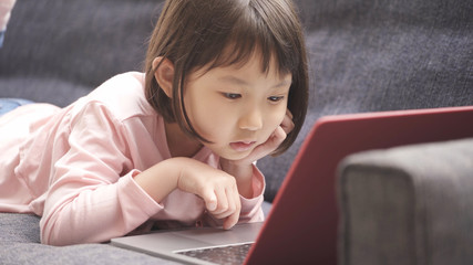 ノートパソコンを使う女の子