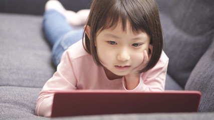 ノートパソコンを使う女の子