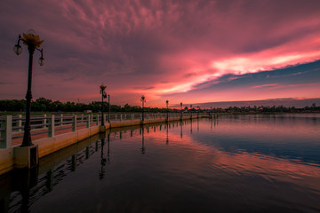 Obraz premium The blurry abstract background of the morning sky by the reservoir and there is a walkway to watch nature for exercise or rest while traveling.