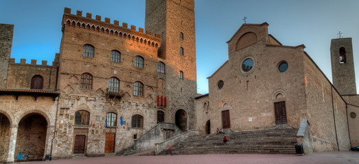 fin de journée dans le centre ville médiéval de San Gimignano en Toscane