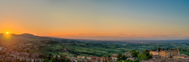 panoramique sur la ville de San Gimignano en Toscane au coucher du soleil