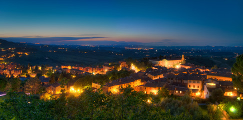 panoramique sur la ville de San Gimignano en Toscane au coucher du soleil