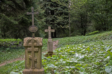 Stary prwaosławny cmentarz w lesie