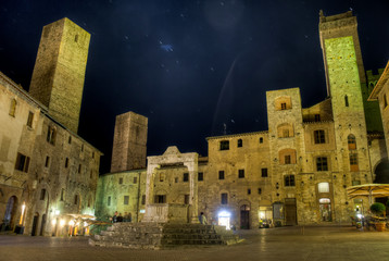 Obraz premium début de la nuit dans le centre ville médiéval de San Gimignano en Toscane
