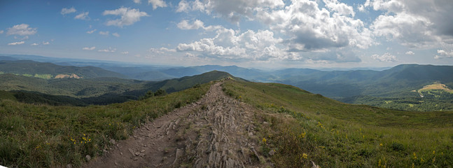 Szlak turystyczny w Bieszczadach © Wojciech