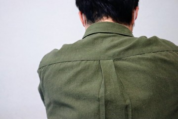 仕事で失敗をして落ち込んでいる男性のクローズアップ