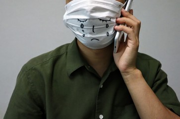 電話をかけながら泣いている男性のクローズアップ