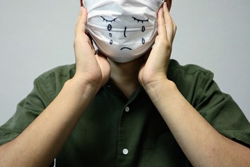 仕事で失敗をして落ち込んでいる男性のクローズアップ
