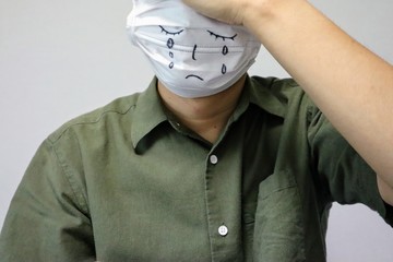 体調不良の日本人男性のクローズアップ