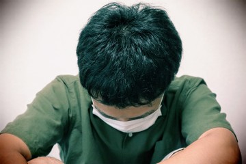 仕事で失敗をして落ち込んでいる男性のクローズアップ